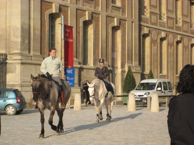 ８時半に到着。<br />どんどん人が増えているので、<br />早速入り口に並んで開くのを待ちます。<br />ここもミュージアムパスが使えます。<br /><br />中から馬が出てきました〜。<br />なんだかヴェルサイユっぽい！！