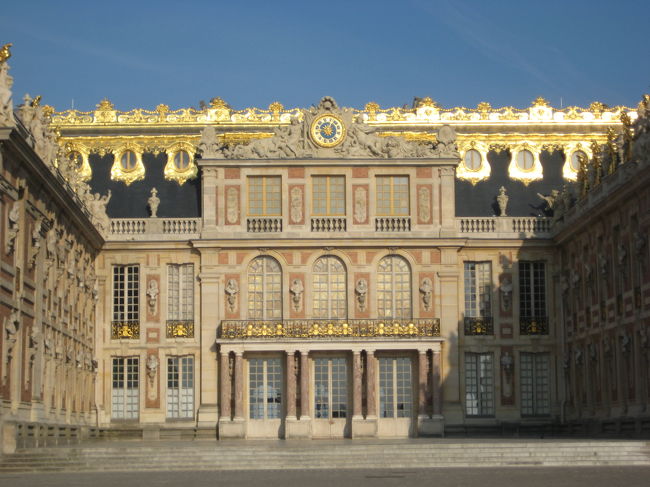 ９時になり、いよいよ中に入ります。<br /><br />セキュリティーチェックは、<br />かばんの中をちょっと見せるだけでした。