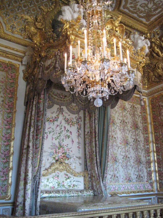 王妃の寝室<br /><br />天蓋も壁もシャンデリアも<br />何もかも可愛い♪