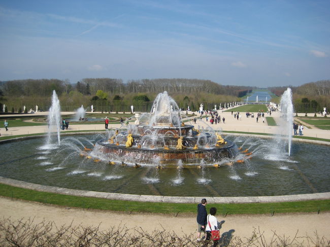 宮殿を見終わり、庭園に来ました。<br /><br />今日は大噴水祭の開催日☆<br />８ユーロの入場チケットを購入し、<br />１１時からの噴水を見ました。<br /><br />３００年前と同じ、サイホン式の噴水だとか！<br />バロック音楽も流れていて、とても良い雰囲気♪