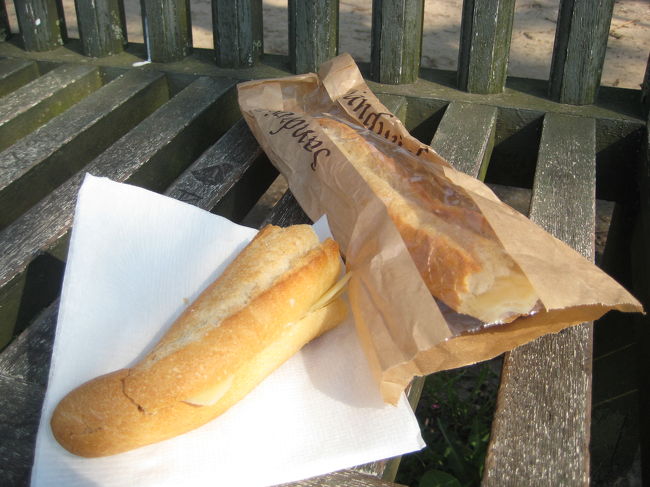 チーズのサンドイッチ３.３ユーロをいただきます。