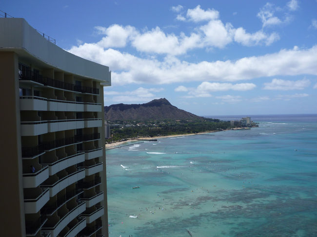 シェラトンワイキキに決めた理由は、喫煙室のリクエストが出来るからという・・・何とも不健康な理由でして。リクエスト通り、喫煙室がゲットできてまずは一安心。タバコを吸えるのはラナイ（ベランダ）のみですが、完全禁煙の部屋とは雲泥の差ですから。<br />いざ部屋に入り、ラナイに出てみるとこの風景。目の前に広がる海とダイヤモンドヘッド。この風景を毎日見られるだけでも、このホテルを選ぶ価値があります。