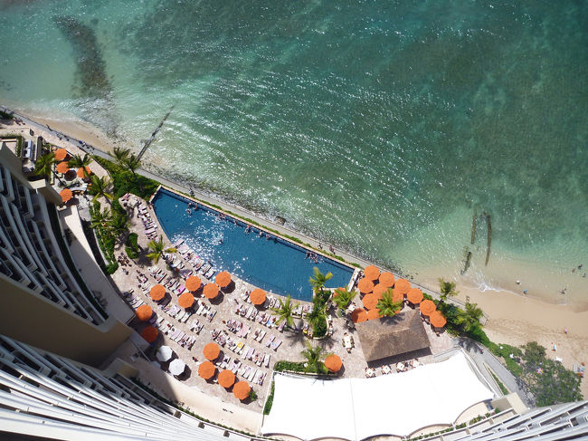 ラナイから真下を見れば、インフィニティープール。