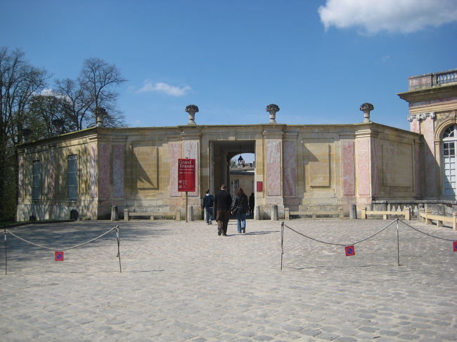 歩いてグラン・トリアノンに来ました。<br />ここもミュージアムパスで入場できます。<br /><br />ばら色の大理石の建物。美しいです。
