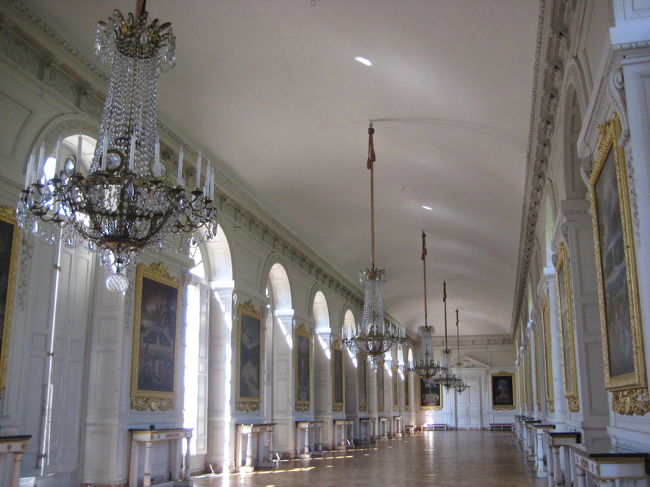 豪華絢爛なヴェルサイユ宮殿とは違って、<br />なんだかのどかで落ち着ける空間。<br /><br />王家の人々が息抜きに訪れたという話に納得。