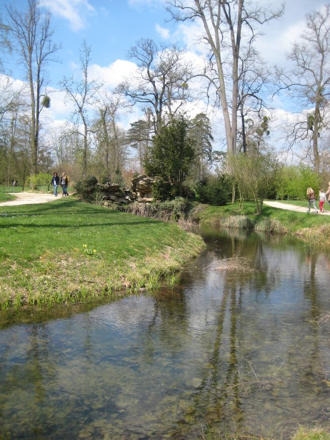 庭園に出てきました。<br /><br />宮殿のきちんと整った庭とは全く違いますね。