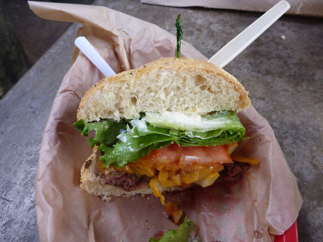 アボカドバーガーをオーダーしましたが売り切れとのことで、チーズバーガーを一つ頼み、二人でシェア。<br />（あまりキレイな写真ではありませんが）<br />日本のクア・アイナとの違いは、お肉と野菜のジューシーさ。グリルが違うんですかね。
