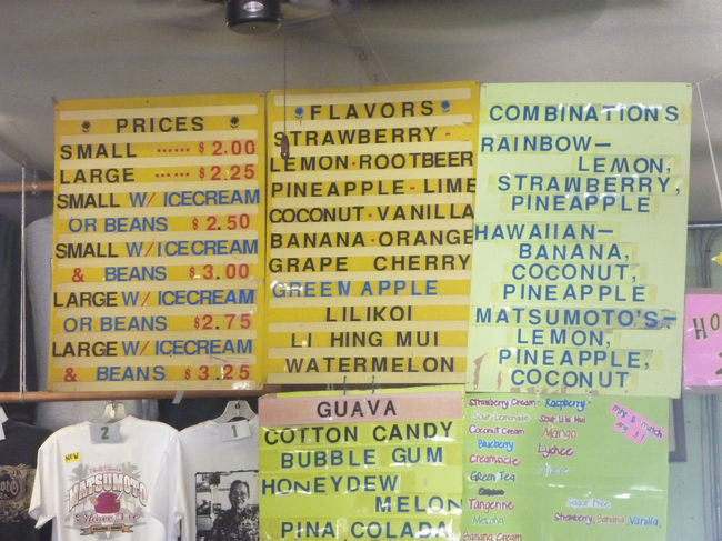 店内にはシェイブアイスの大きさ、トッピング（あずきやアイスクリーム）、シロップのメニューがずらりと。