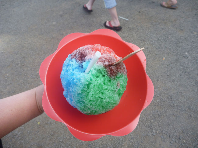 彩りを考え、ストリベリー（赤）、ライム（緑）、ラズベリー（青）の三つのシロップをオーダー。<br />お味の方は・・・日本のかき氷に比して、甘味が強いですね。この氷の食感に日本のシロップを合わせれば最強の気がするんですが。