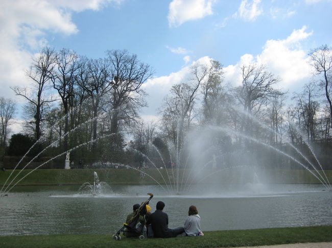 行きとは違う道を通って、庭園のあちこちにある<br />噴水を見ながら向かいます。<br /><br />鏡の泉水