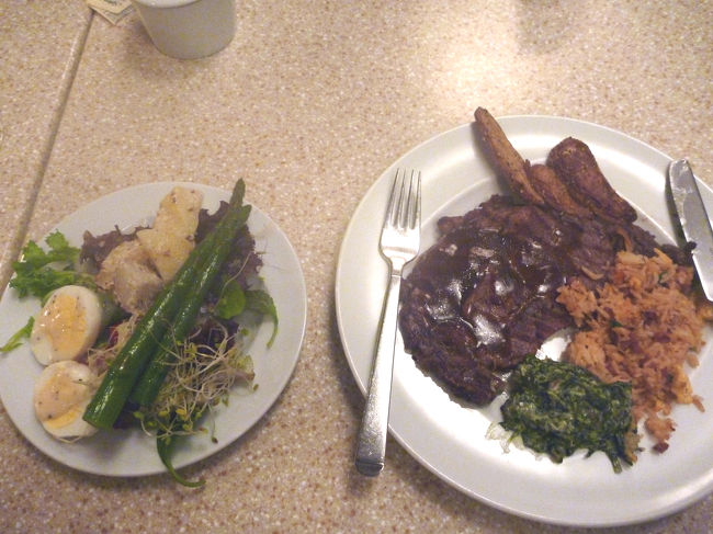 ノースショアからホテルに帰る途中、ワイケレのKマートで歯ブラシやビールなどを購入。ホテルに帰る頃にはもう20時。<br />夕食はツアーについていた食事券で、シェラトンワイキキホテル内の「カイマーケット」にてビュッフェ。<br />地元の食材にこだわったメニューで、お味は良し。もう少しバリエーションがあると嬉しいですね。<br /><br />この日はこれにて就寝。時差ボケ防止のためにも初日から動き回りましたが、さすがに疲れました。