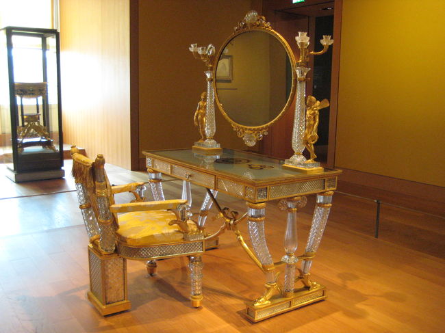 綺麗な椅子と机