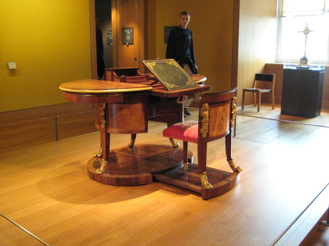 ３本脚の変わった椅子