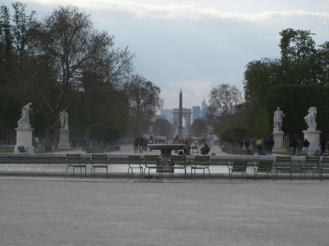 チュイルリー公園を通って、ホテルに帰ります。<br /><br />凱旋門とコンコルド広場のオベリスクが<br />一直線上に見えます。