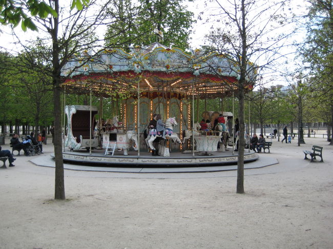 公園内のメリーゴーラウンド。<br /><br />パリのあちこちでも見かけましたが、<br />絵になりますよね〜♪