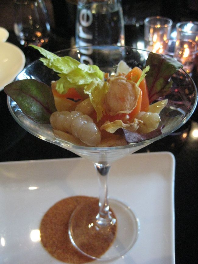 前菜＋メイン＋デザートのムニュを頼みました。<br /><br />私の前菜のベジタブル。<br /><br />いろ〜んな野菜が入っていてさっぱり美味♪<br /><br />メニューの写真を撮り忘れてしまい、<br />正しい料理名がわかりません；