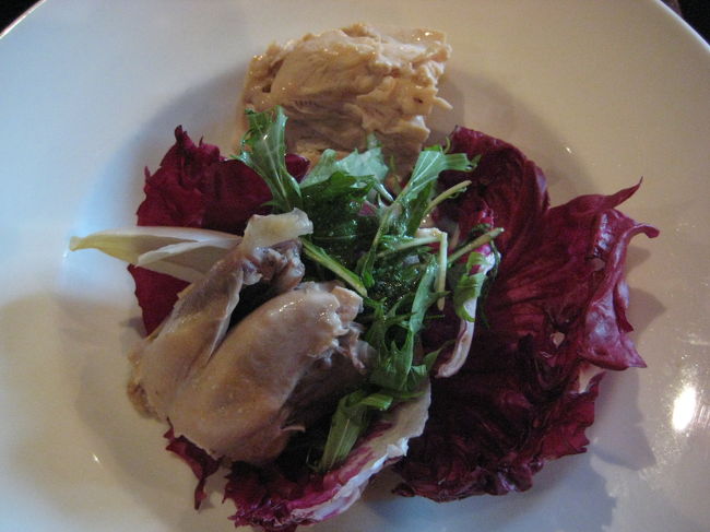 私のメインのチキン。<br />ポテトを添えていただきます。