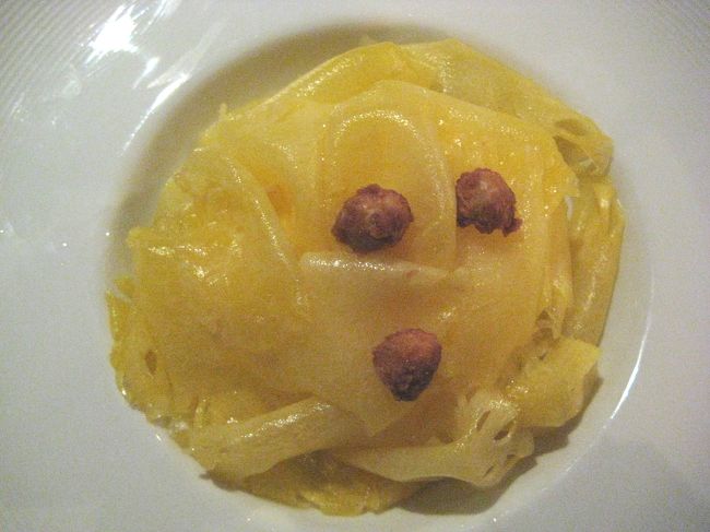 パイナップルのデザート。<br /><br />薄ーく削がれたパイナップルの下には<br />生クリームとシロップに浸されたスポンジが隠れています。<br />美味しかったです♪