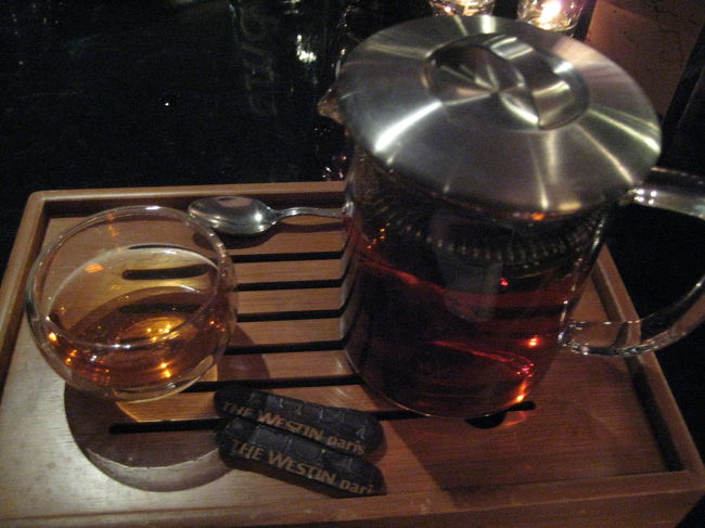 食後の紅茶とチョコレート。<br /><br />変わった器とお盆で出てきました。