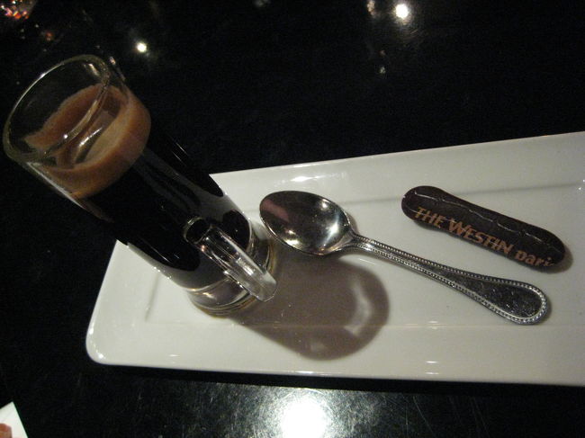 こちらはコーヒーとチョコレート。<br />これも変わったカップ。<br /><br />明日は日本へ帰る日。<br />パリ最後の夜の食事をゆっくり楽しみました。<br /><br />レストランの窓からはエッフェル塔も見え、<br />シャンパンフラッシュも楽しめました☆<br /><br />