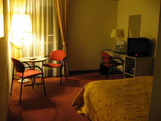 　昼過ぎにベルリン出発、DB（ドイチェバーン＝ドイツ鉄道）にて移動、20時頃オランダのLeeuwardenに到着した。<br />ドイツ滞在中に、この街での宿を決めるつもりだったのだが、ベルリンの宿のPCが故障中だったため、完全にいきあたりばったりになってしまった。さすがに日没後に荷物を持ってうろうろするのも危険かと思い、駅前にある少々贅沢なホテルに宿泊することにした。