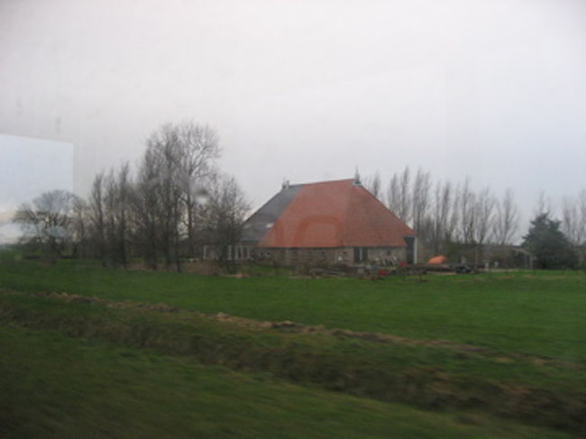 久しぶりにバスタブのあるホテルだったので、あったまって疲労回復。いざ再出発。<br /><br />　Leeuwardenに来た理由は、土地が海面より低いことで有名なオランダが、水害を防ぐために作った大堤防に行きたかったからである。<br /><br />　Leeuwarden駅からAlkmaarに向かうバスに乗り、その移動中に大堤防を渡りながら壮観な眺めを楽しむ。。。予定である。