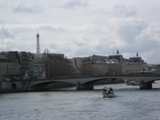 ポン・ヌフと反対側の橋はカルーゼル橋。<br /><br />エッフェルいます。色んな所から見えるんだなー。