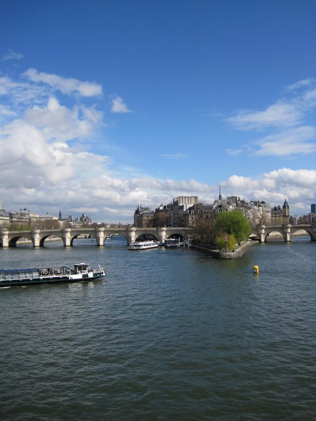 この橋から見えるお隣の橋がポン・ヌフ。<br />いい眺め。セーヌ川のクルーズ船も気持ちよさそう。<br />