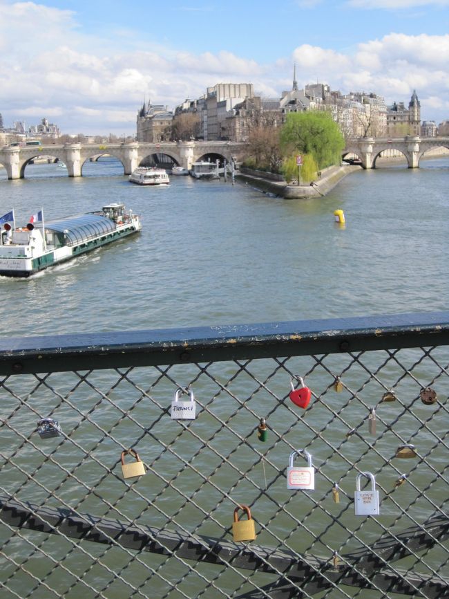 南京錠<br /><br />フェンスにたーくさん掛けてありました。<br />またダーリンとくるわ(妄想)♪