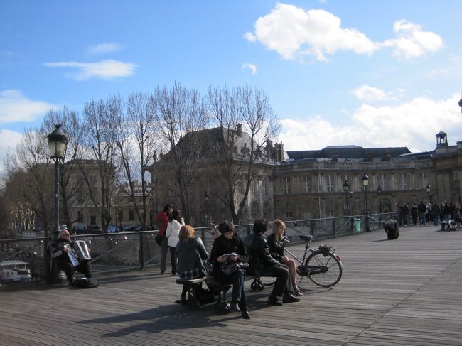 ポン・デ・ザールという映画なんかにもでてくる有名な橋でした。（後から知った。）<br />ＳＡＴＣや日本の映画の撮影にも使われている橋だった。<br />やけに賑わっていると思ったら。