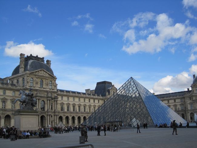 入り口は大行列。パリで一番観光客が多いのはここかな？<br /><br />ここでなぜか異常に日本通のおじいさんに話しかけられた。最初は楽しくしゃべっていたけど<br />途中から怖くなってきて逃げました。<br />だまされてる気がして…