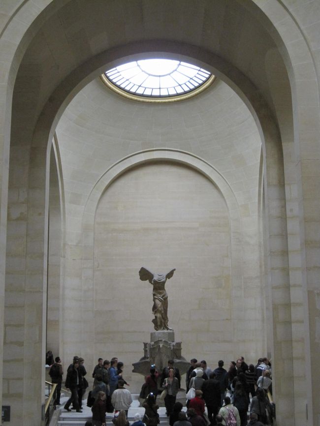 サモトラケのニケに群がる人々