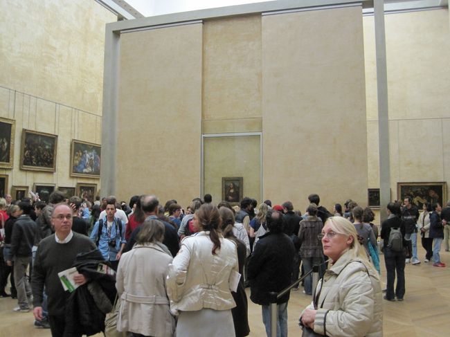 モナに群がる人々