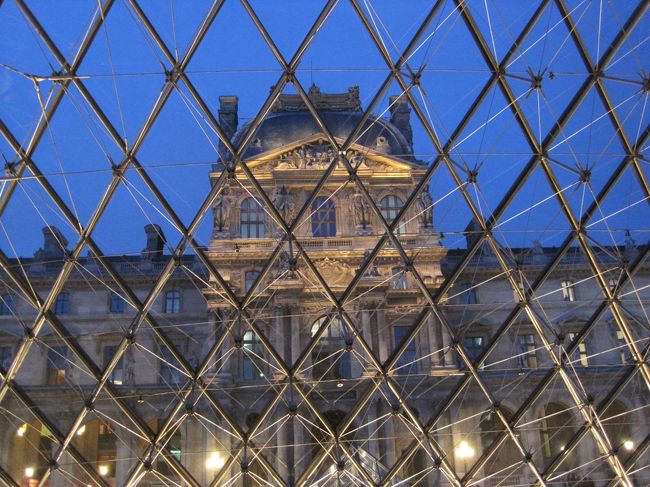 ２時間で疲れました。<br /><br />全部回ったらどれくらいかかるだろう…通うしかないな！<br /><br />ピラミッドの中から撮りました。