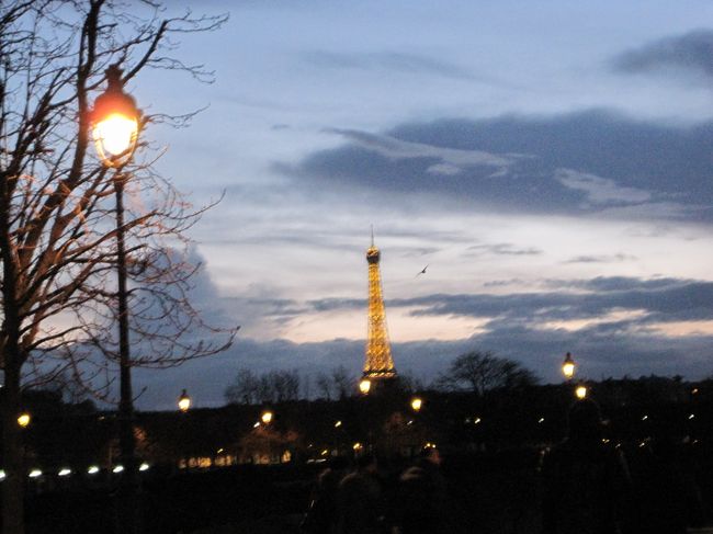 そろそろ暗くなってきたので<br /><br />エッフェル目指して…