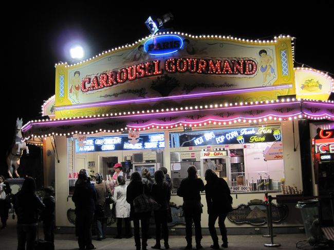 メリーゴーラウンド横の売店<br /><br />かわゆい〜