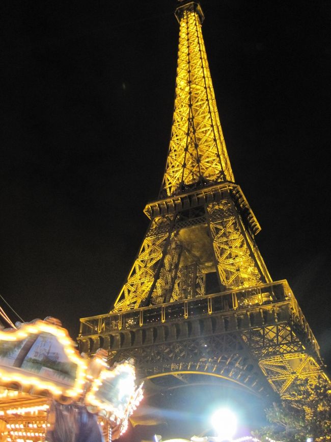 メリーゴーラウンド越しのエッフェル