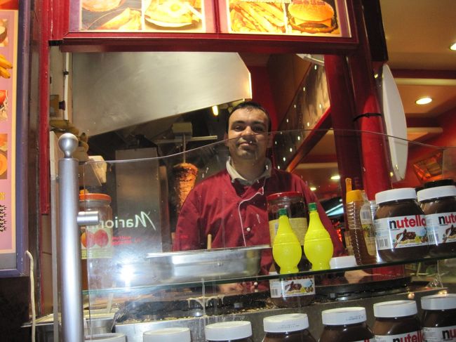 帰り道見つけてしまったー<br /><br />クレープ屋さん<br /><br />最後だし食べるっきゃない<br /><br />クレープ　シュクレ　シル　ヴ　プレ♪