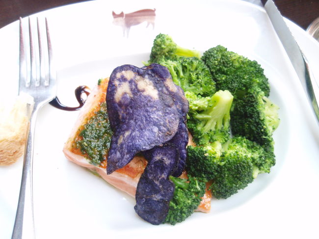 今回はサーモンのソテー。<br />うーん、普通でした。<br /><br />やはりここに来たら<br />ブッフェ・ブルギニョン！<br />間違いない！！<br /><br />でも、次は鴨もトライしたいなー