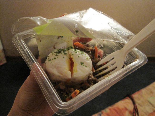 雑穀を使ったサラダ<br /><br />すごく美味しかった！黒っぽいつぶつぶ<br />何ていう雑穀だろう？<br /><br />半熟たまごが乗っている。