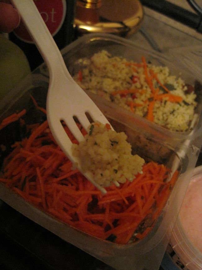 これはキヌアという雑穀米らしい<br /><br />人参サラダも。