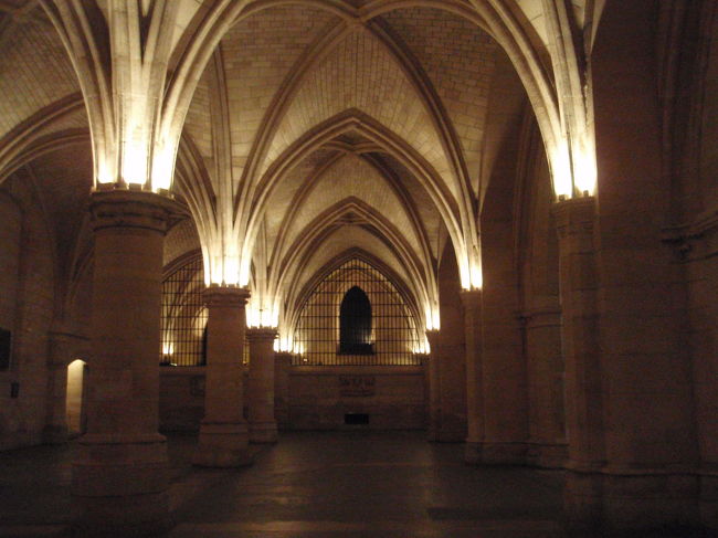 コンシェルジュリーへ。<br /><br />一人では怖くて行けなかったので<br />この機会に行きました。