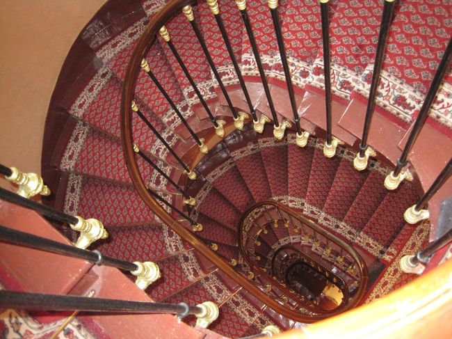 ホテルの階段<br /><br />絨毯がかわゆい〜