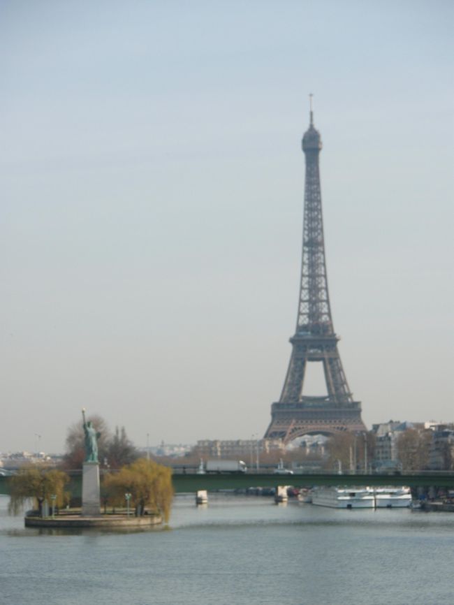 自由の女神像とエッフェルさん