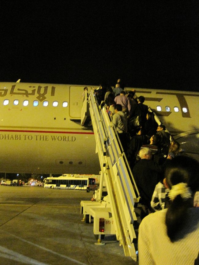 アブダビで乗り換え。<br /><br />もう日本人ばっかり。<br /><br /><br />(ここで写真撮りまくってたら怒られた！)