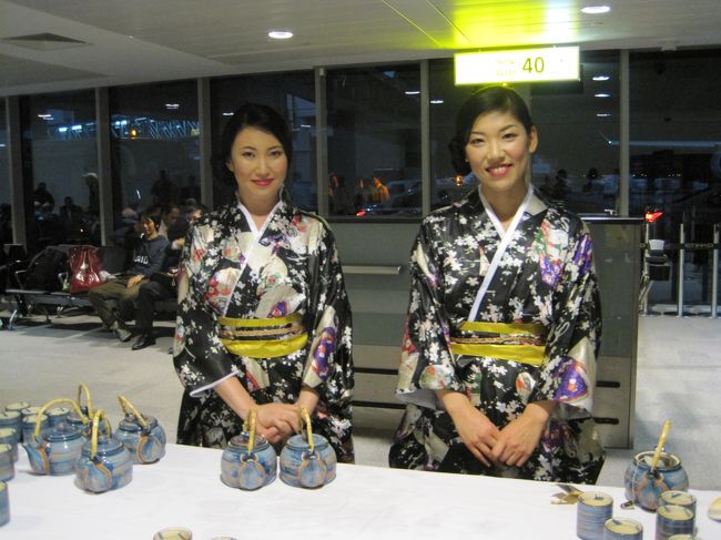 航空会社のキャンペーンで<br /><br />アブダビ空港に和服美女が。<br /><br />日本茶サービスしてくれました。