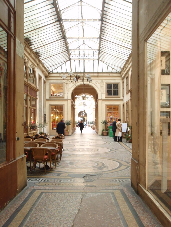 ギャルリー・ヴィヴィエンヌ内。<br />ここはもう定番かもしれませんね。<br /><br />映画「のだめ」でも出ていました。<br />雑貨屋さんや美容院・古本屋・アンティークショップなど<br />ウィンドーショッピングが楽しめます。