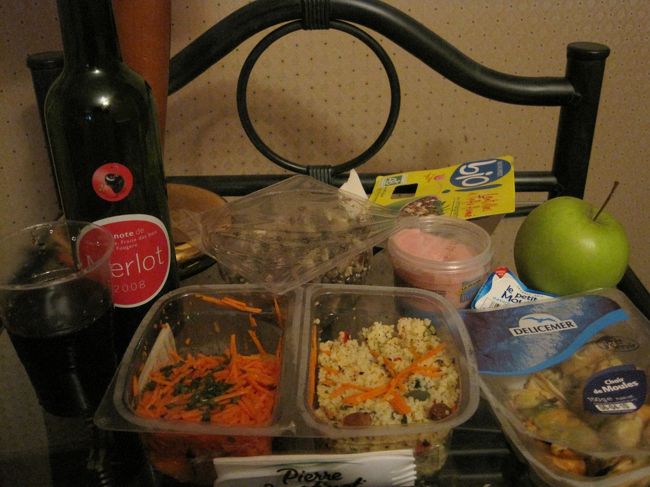 帰りにモノプリで買ったサラダやフルーツワインで<br />最後の宴。