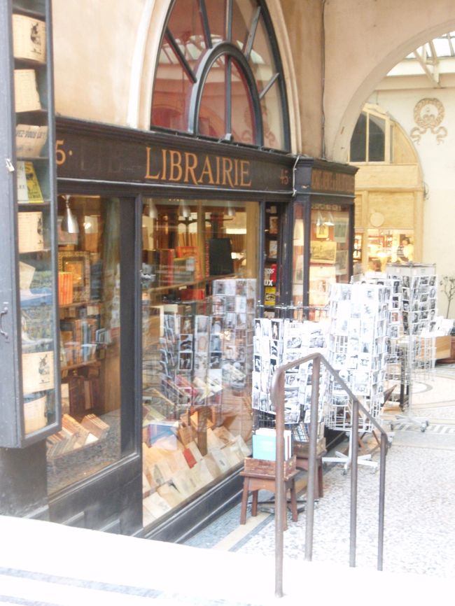 先日テレビでパリのパッサージュの番組がやっていて<br />こちらの古本屋さんの店主が出ていました。<br /><br />100年以上も前からある歴史のあるお店だそうです。<br /><br />ユーモアのある絵葉書が売っていて<br />見てるだけでも面白いし<br />送っても喜ばれそうなものでした。