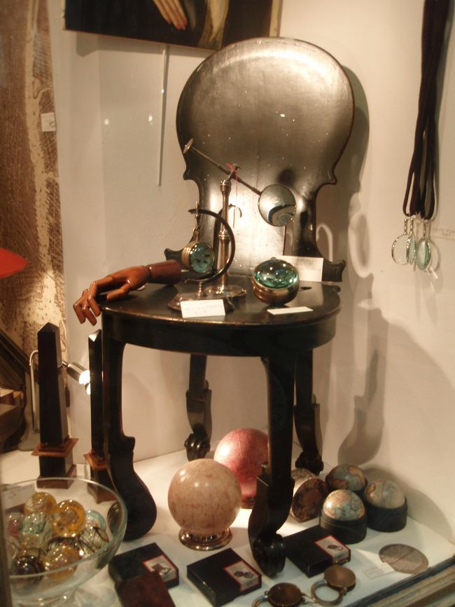 こちらはアンティークのイス。<br /><br />友人が購入。<br />送料がかなりしてました。<br />大きいのでかかりますよね(T_T)<br />でも珍しい形のイスだしインテリアにもなりそうで<br />私も気に入りました。